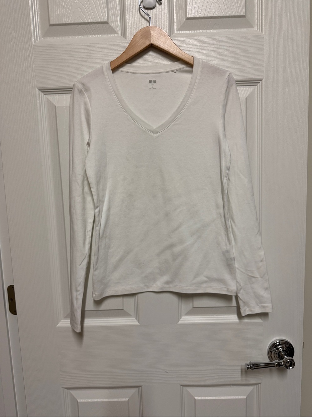 Uniqlo Women's White V-Neck Long Sleeve Cotton Tee